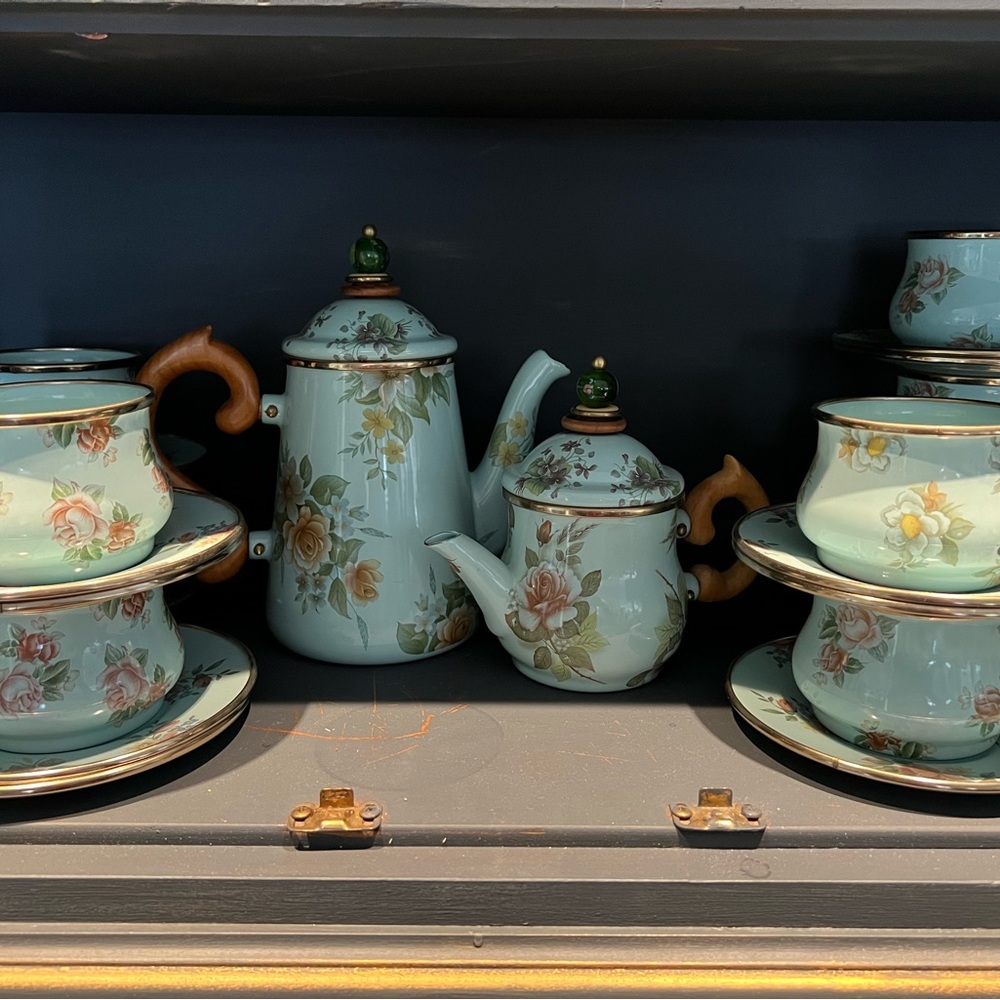 Vintage Victoria and Richard Mackenzie Child Tea Set